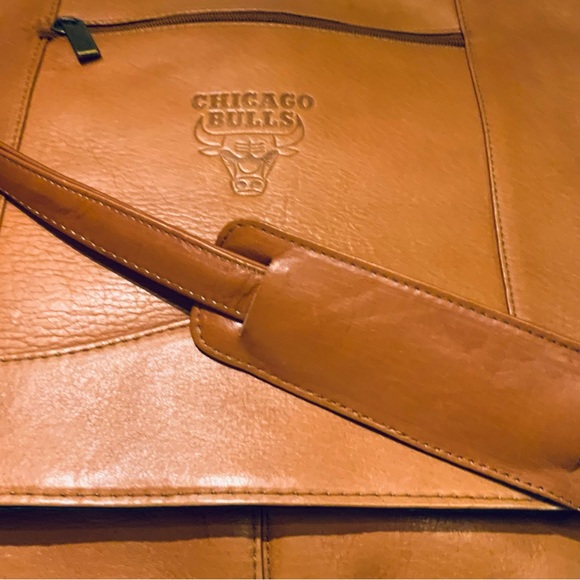 Genuine Leather CHICAGO BULLS NBA Embossed Messenger Laptop Bag Lin Edition NEW - Picture 15 of 16